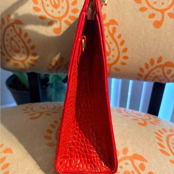 Elegant Red Faux Crocodile-Embossed Handbag - Picture 6 of 6